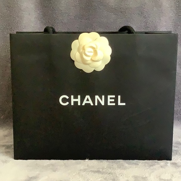 Set of 2 Chanel Authentic Shopping Bags and 3 ribbons - Picture 2 of 11